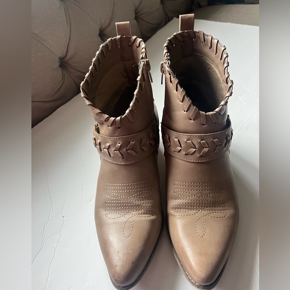 Altar’d State Woman’s Bootie’s Size 9 - Picture 4 of 7